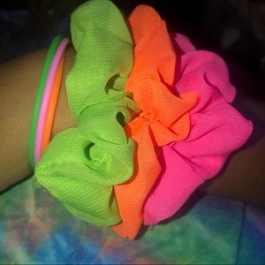 Vsco girl scrunchie set